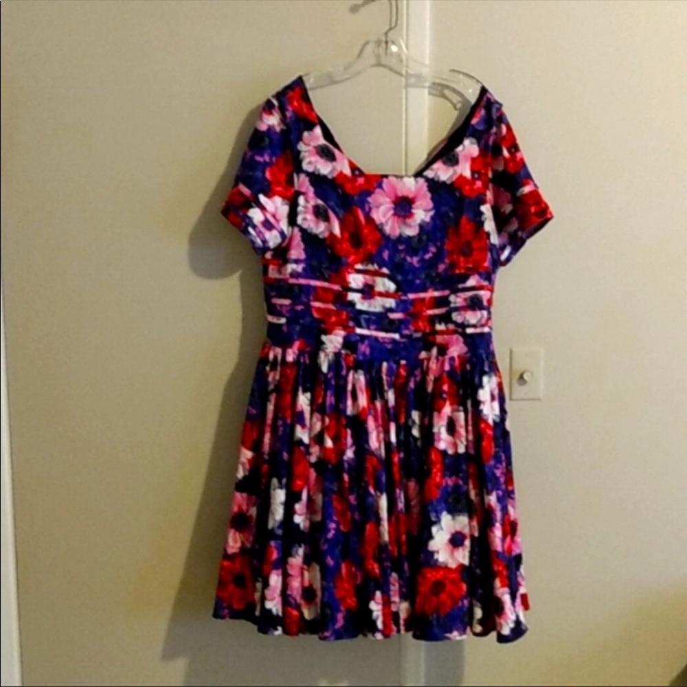 Very lovely dress just a tad big on me. Hate to get rid of but it won’t be worn.